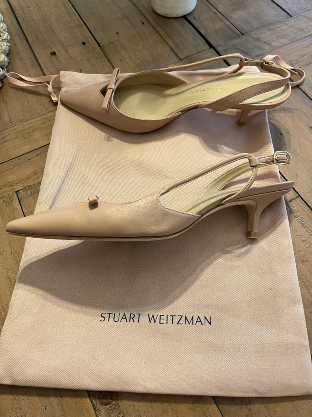 Stuart Weitzman Beige/Blush Pointed-Toe Women’s Slingback Kitten Heels with Bow. - Picture 3 of 6